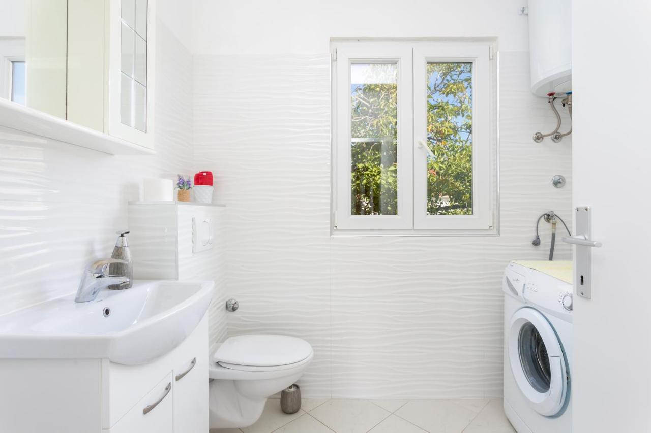 Apartments By The Sea Seget Vranjica, Trogir - 1038 Bagian luar foto